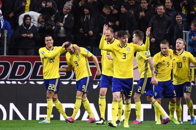 Испания вырвала ничью в матче со шведами, румыны не одолели Норвегию