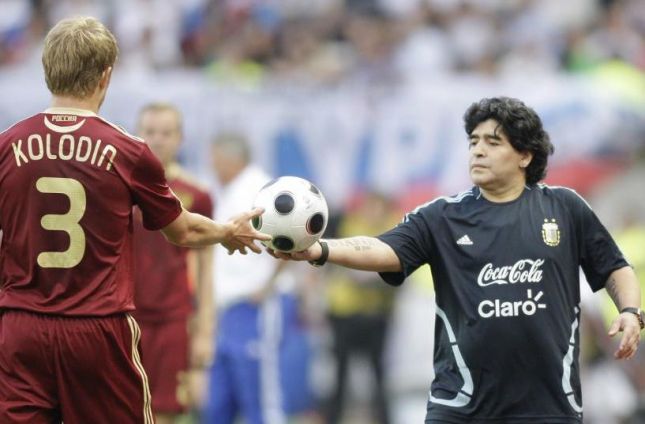 Марадона побеждал Россию в 2009-м: считал матч бесполезным, проспал прессуху, видел Рабинера в майке с Че