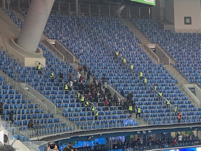 Фанаты «Зенита» и «Спартака» подрались между собой прямо на стадионе