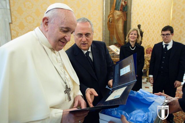 Папа Римский получил футболку от Чиро Иммобиле