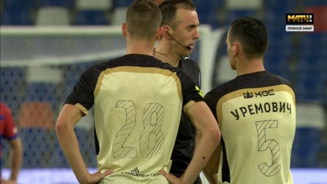 Футболисты «Рубина» нарисовали номера на футболках. Судья потребовал другую форму