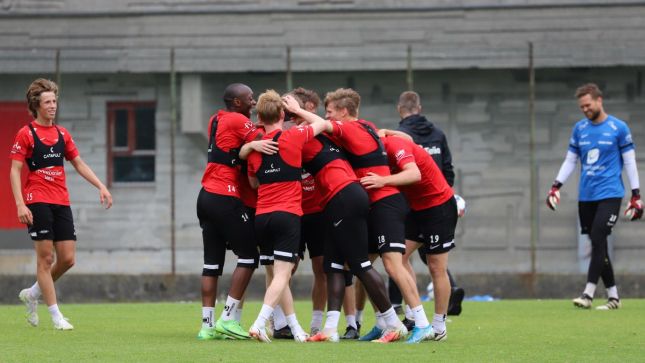 12 игроков норвежской команды устроили оргию на стадионе