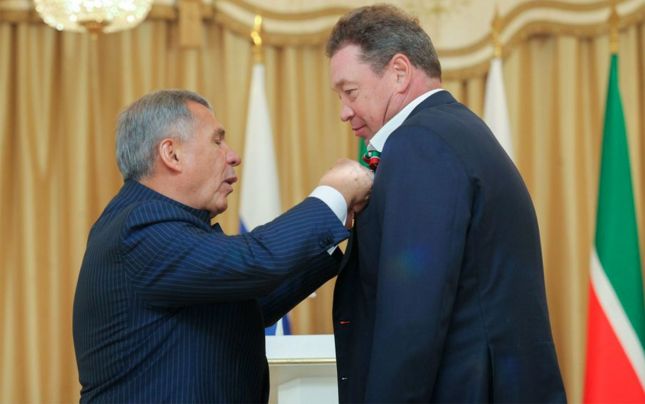 Глава Татарстана наградил Слуцкого