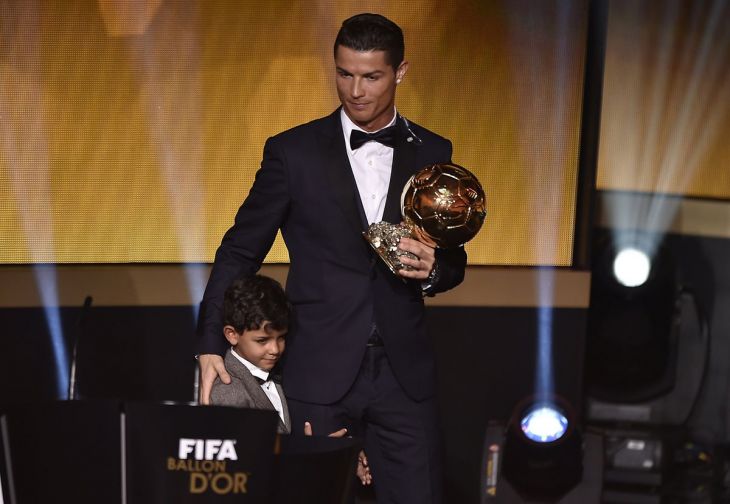 Главред France Football заявил, что Роналду мечтает завоевать больше «Золотых мячей», чем Месси
