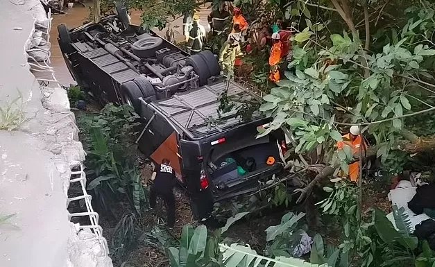 В Бразилии автобус с футбольной командой рухнул с моста