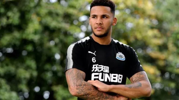 Аль-Шабаб, Ньюкасл