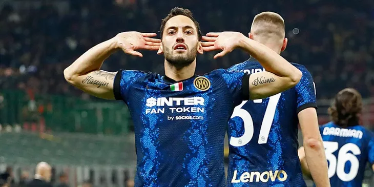 Чалханоглу считает, что победа над «Наполи» придаст «Интеру» сил: «Мы никогда не сдаемся»