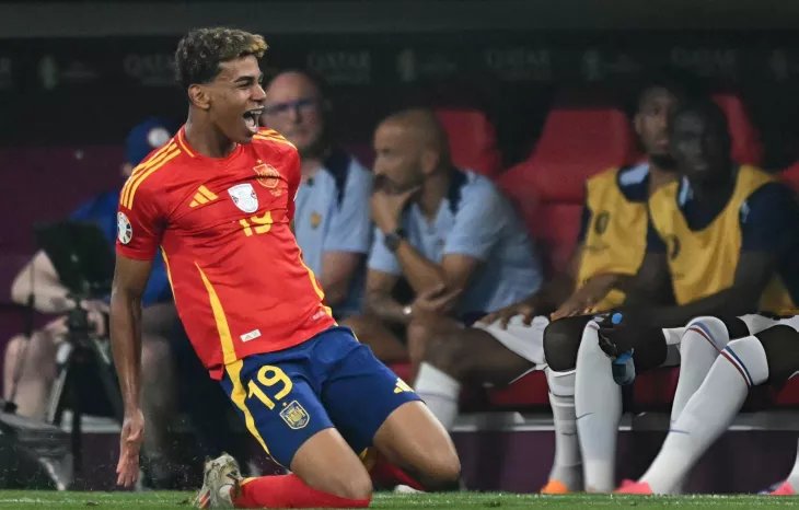 молодой футболист забивает гол