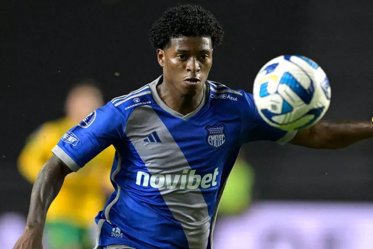 Футболист спрятался под кроватью, пока его жену и ребёнка похищали преступники