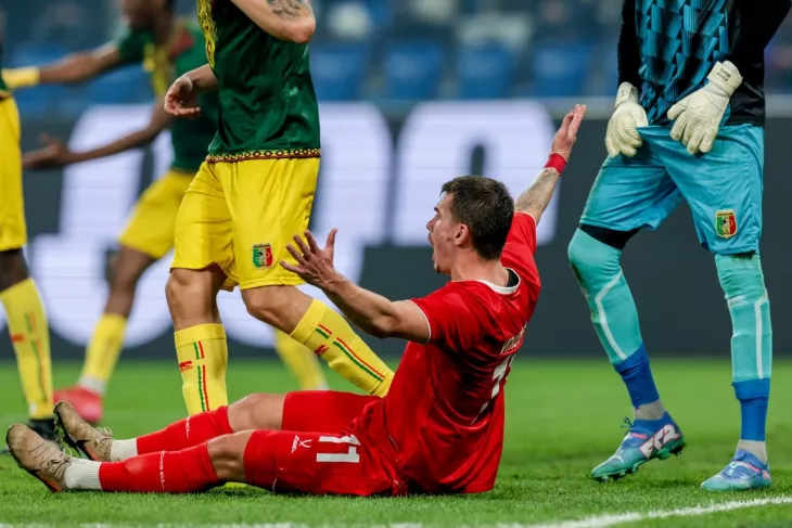 Тренер сборной Мали заявил, что в ворота сборной России не поставили несколько пенальти